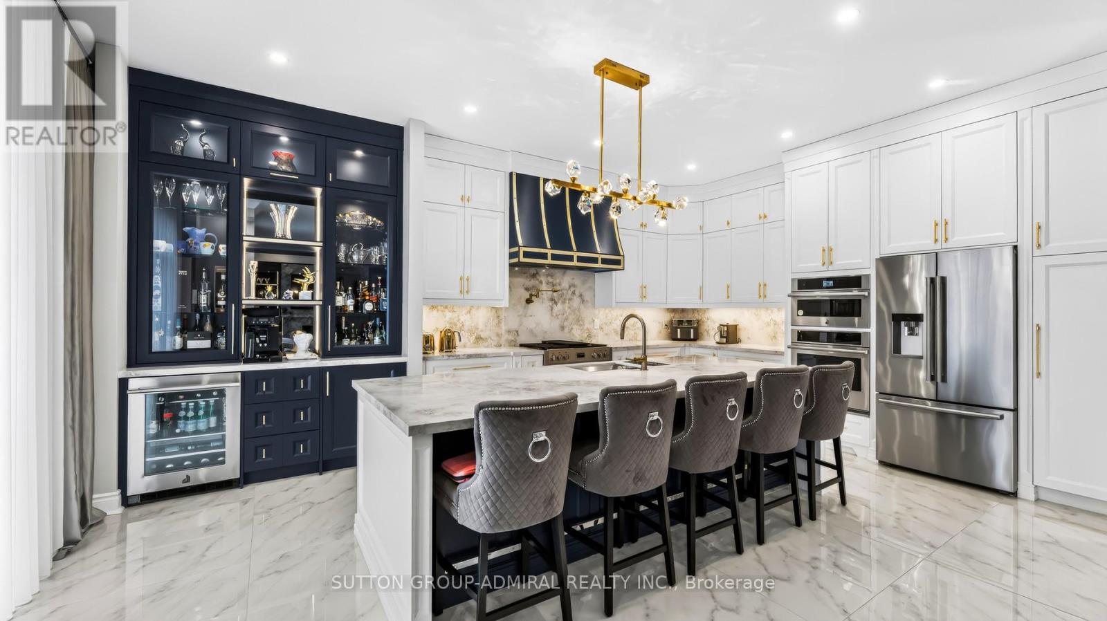 37 Cedarpoint Court, Vaughan, Ontario  L6A 4P7 - Photo 2 - N12814108