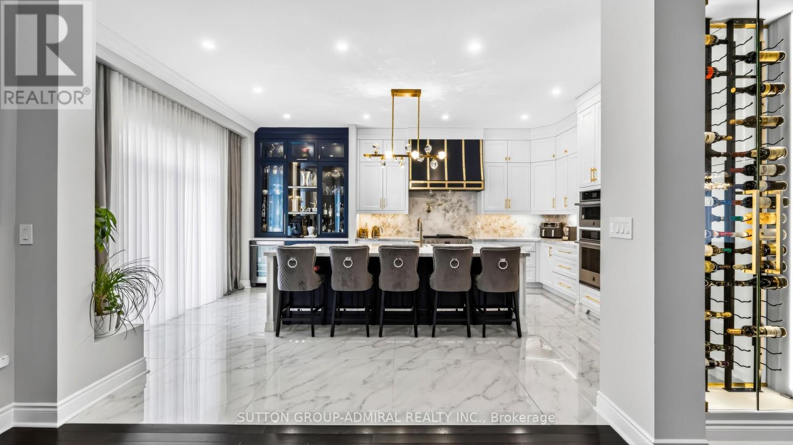 37 Cedarpoint Court, Vaughan, Ontario  L6A 4P7 - Photo 3 - N12814108