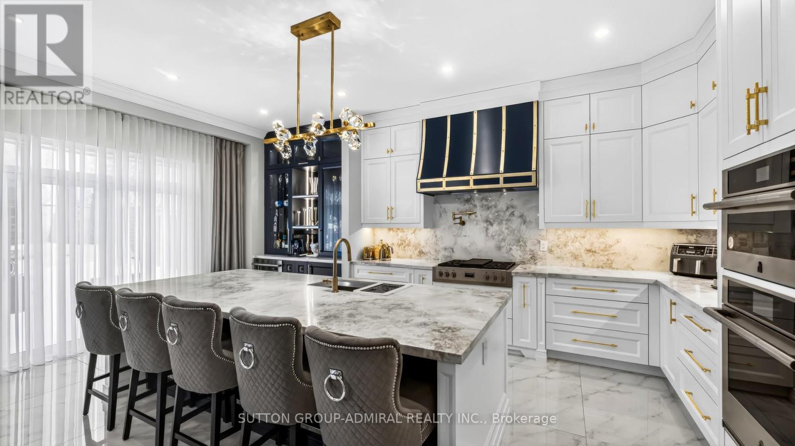 37 Cedarpoint Court, Vaughan, Ontario  L6A 4P7 - Photo 6 - N12814108