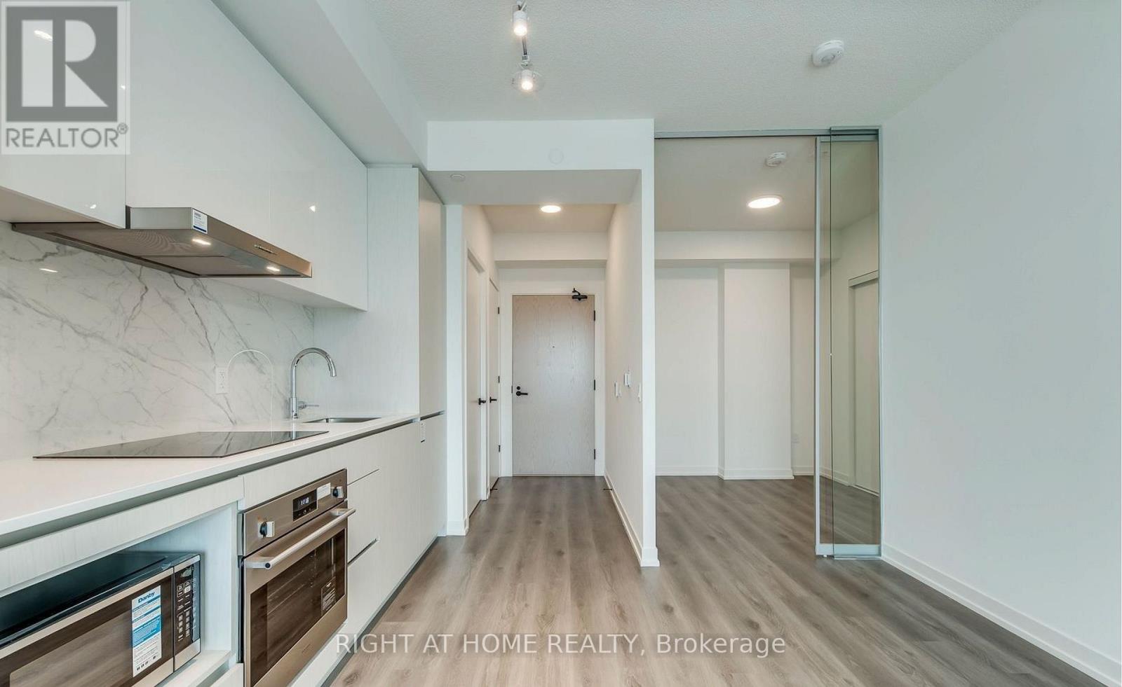 1006 - 28 Interchange Way, Vaughan, Ontario  L4K 0P8 - Photo 3 - N12814122