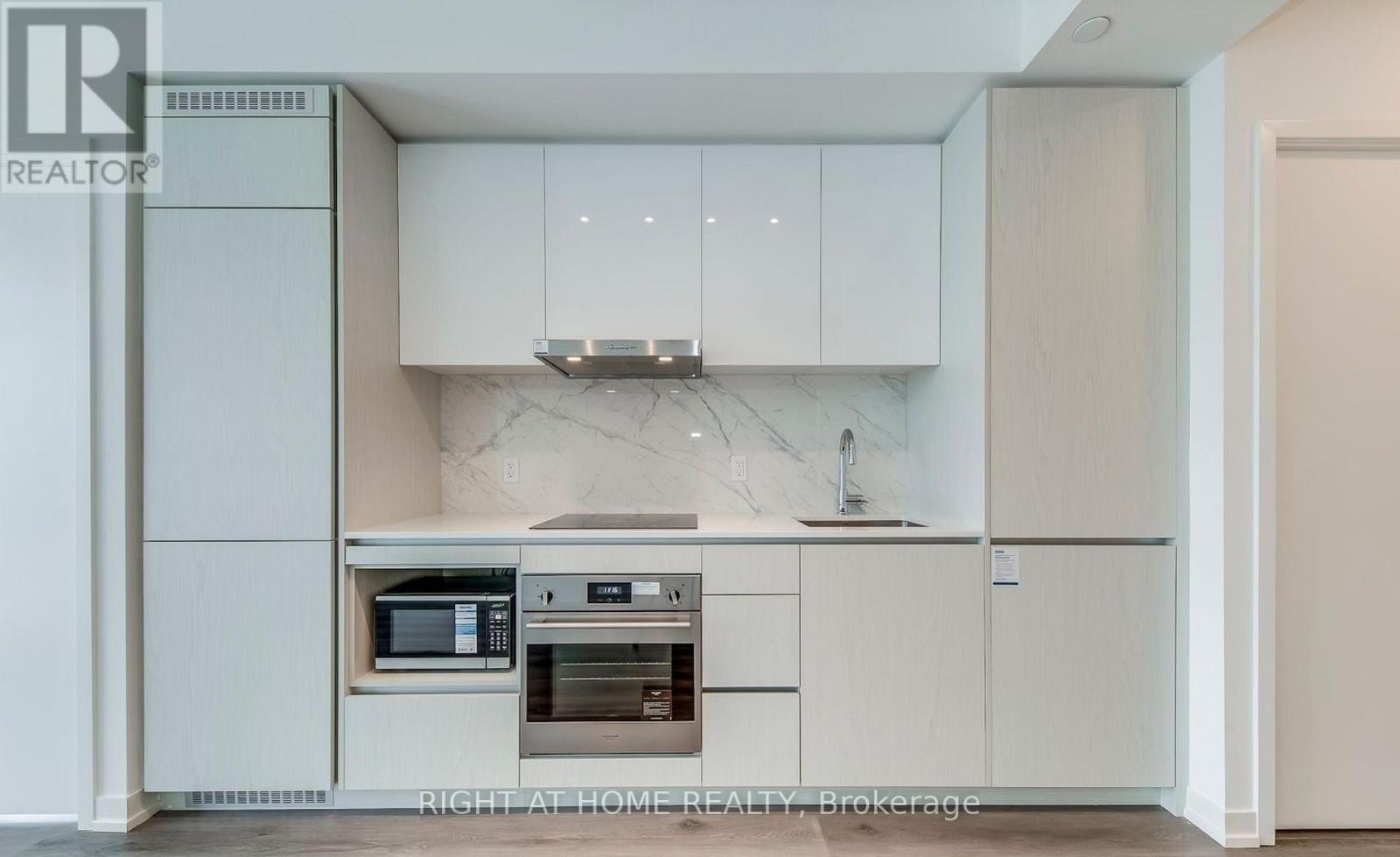 1006 - 28 Interchange Way, Vaughan, Ontario  L4K 0P8 - Photo 4 - N12814122