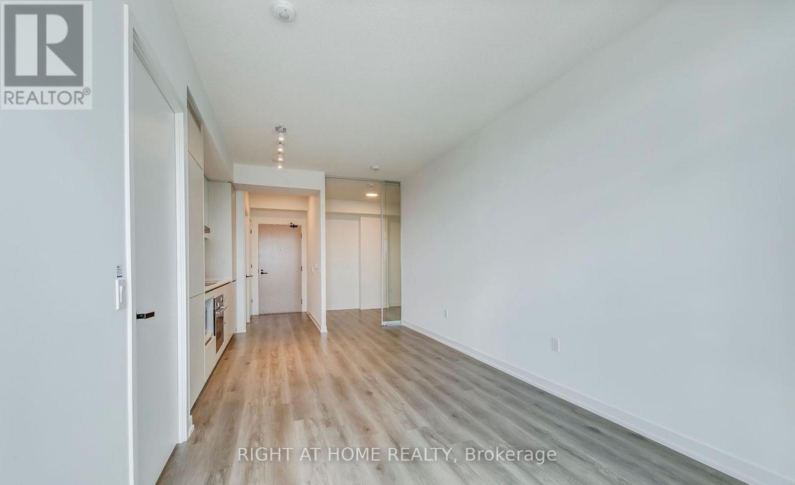 1006 - 28 Interchange Way, Vaughan, Ontario  L4K 0P8 - Photo 9 - N12814122