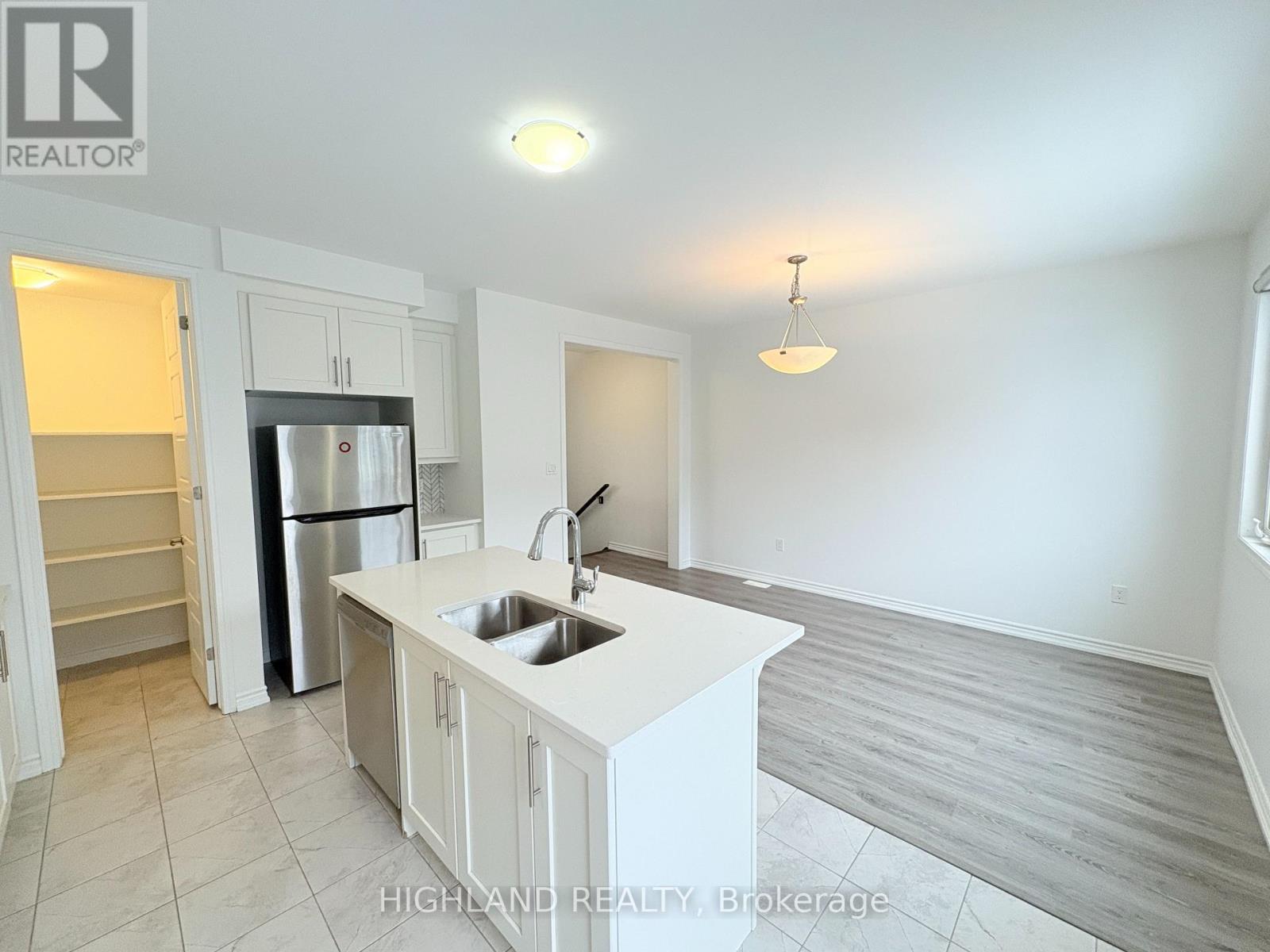 68 Huguenot Road, Oakville, Ontario  L6H 0X4 - Photo 10 - W12814118