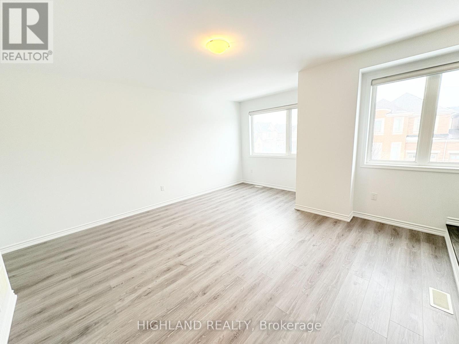 68 Huguenot Road, Oakville, Ontario  L6H 0X4 - Photo 12 - W12814118