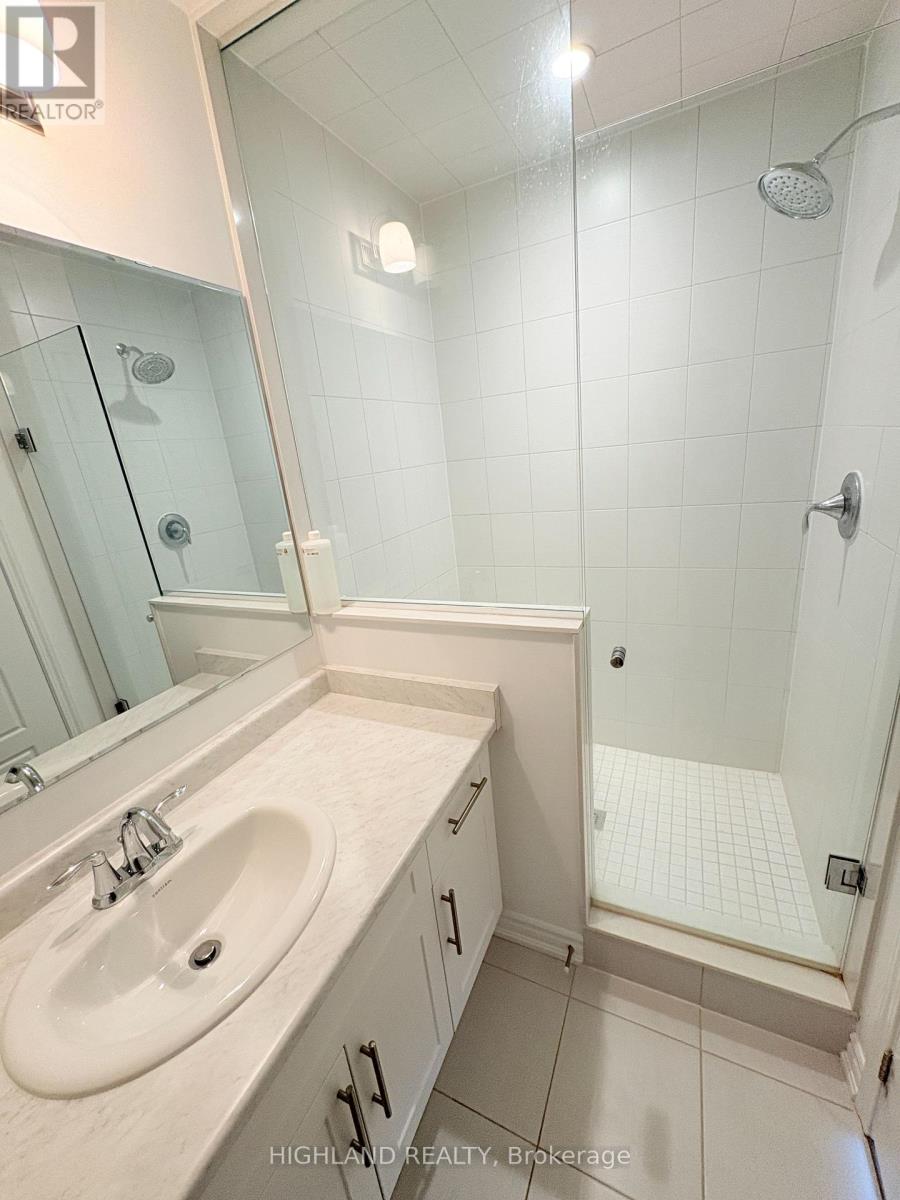 68 Huguenot Road, Oakville, Ontario  L6H 0X4 - Photo 19 - W12814118