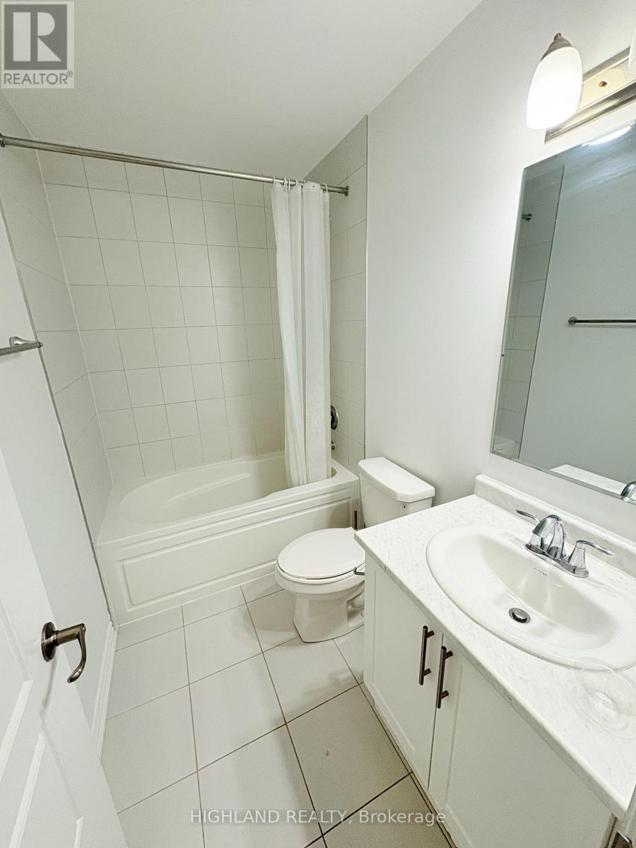 68 Huguenot Road, Oakville, Ontario  L6H 0X4 - Photo 24 - W12814118