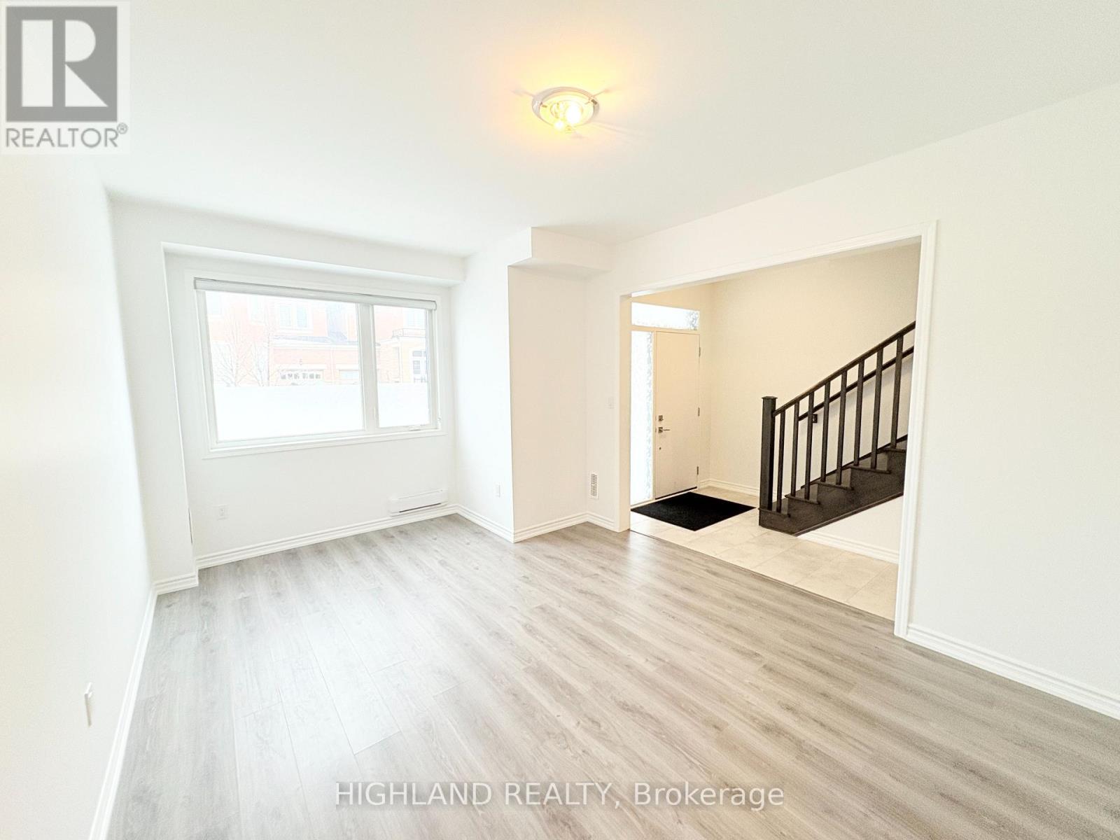 68 Huguenot Road, Oakville, Ontario  L6H 0X4 - Photo 3 - W12814118