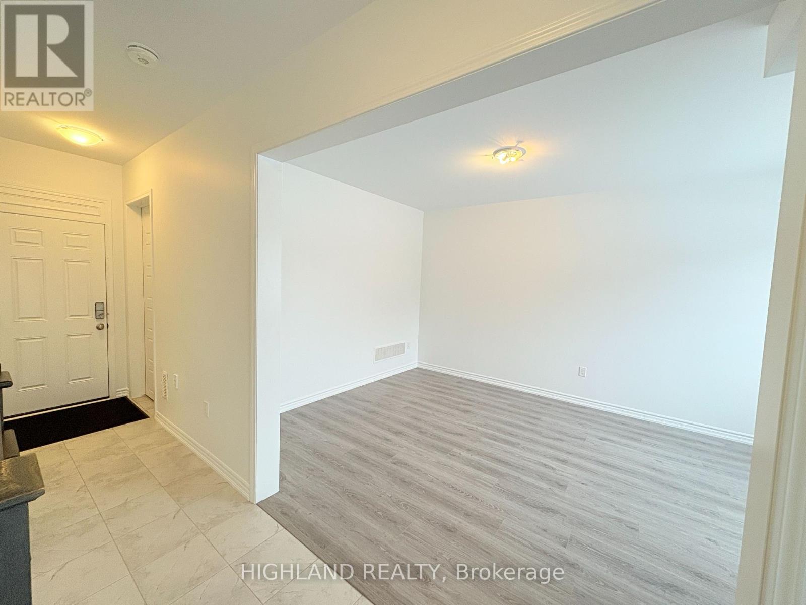 68 Huguenot Road, Oakville, Ontario  L6H 0X4 - Photo 4 - W12814118