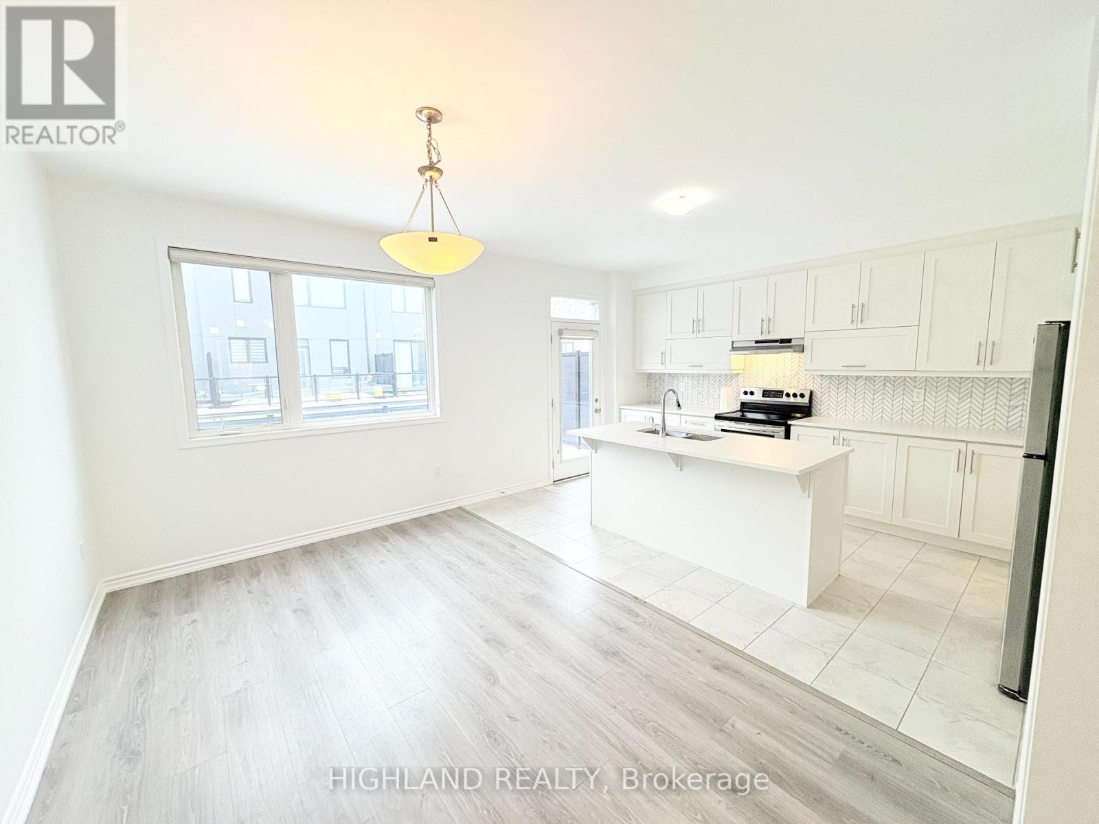 68 Huguenot Road, Oakville, Ontario  L6H 0X4 - Photo 6 - W12814118