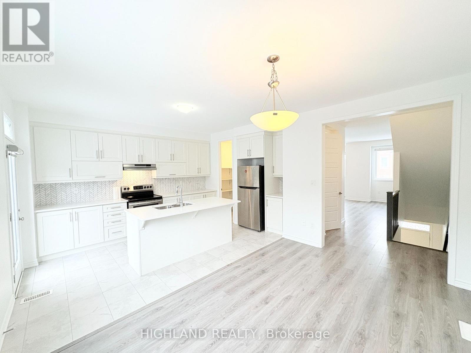 68 Huguenot Road, Oakville, Ontario  L6H 0X4 - Photo 7 - W12814118