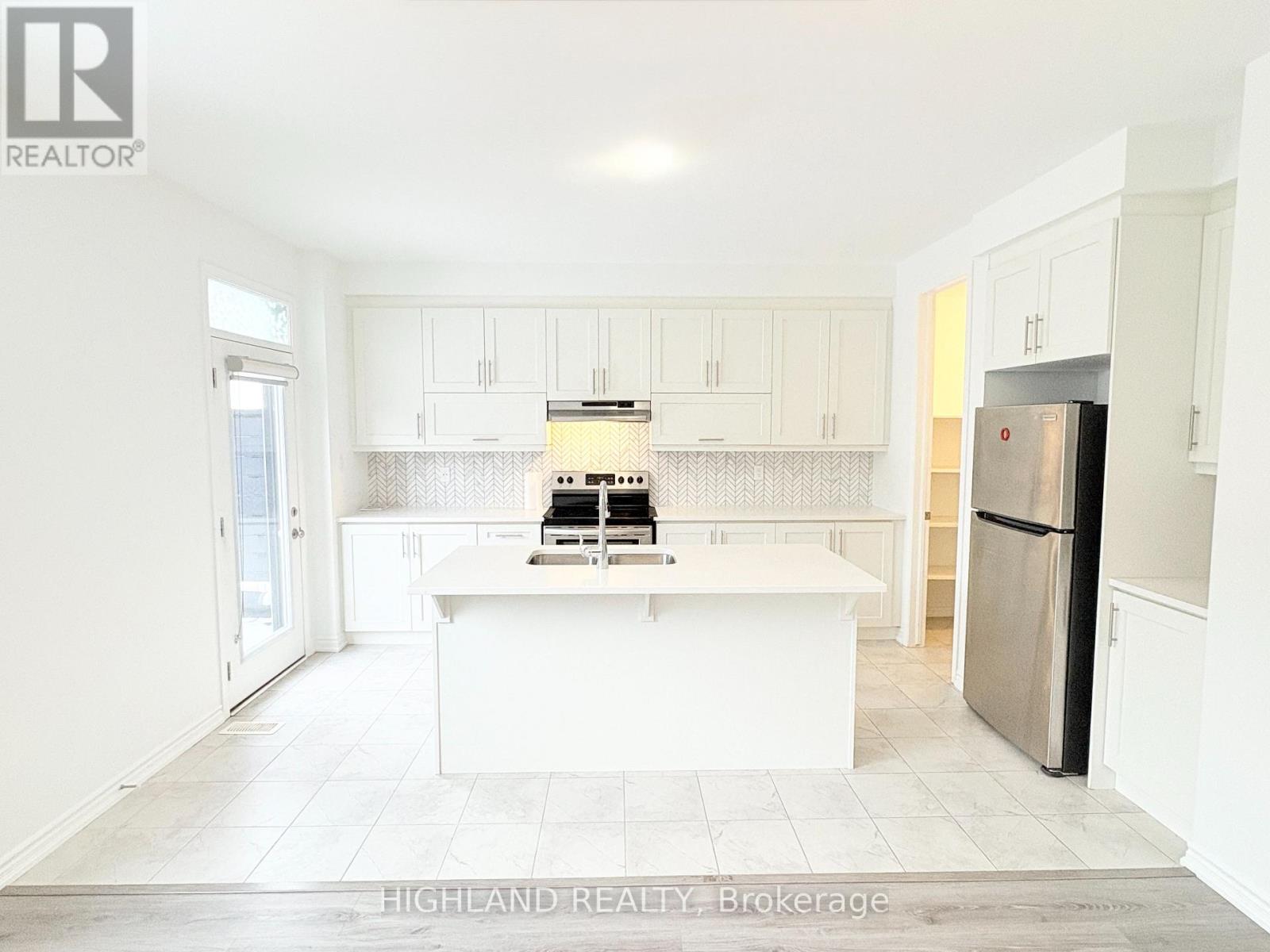 68 Huguenot Road, Oakville, Ontario  L6H 0X4 - Photo 8 - W12814118