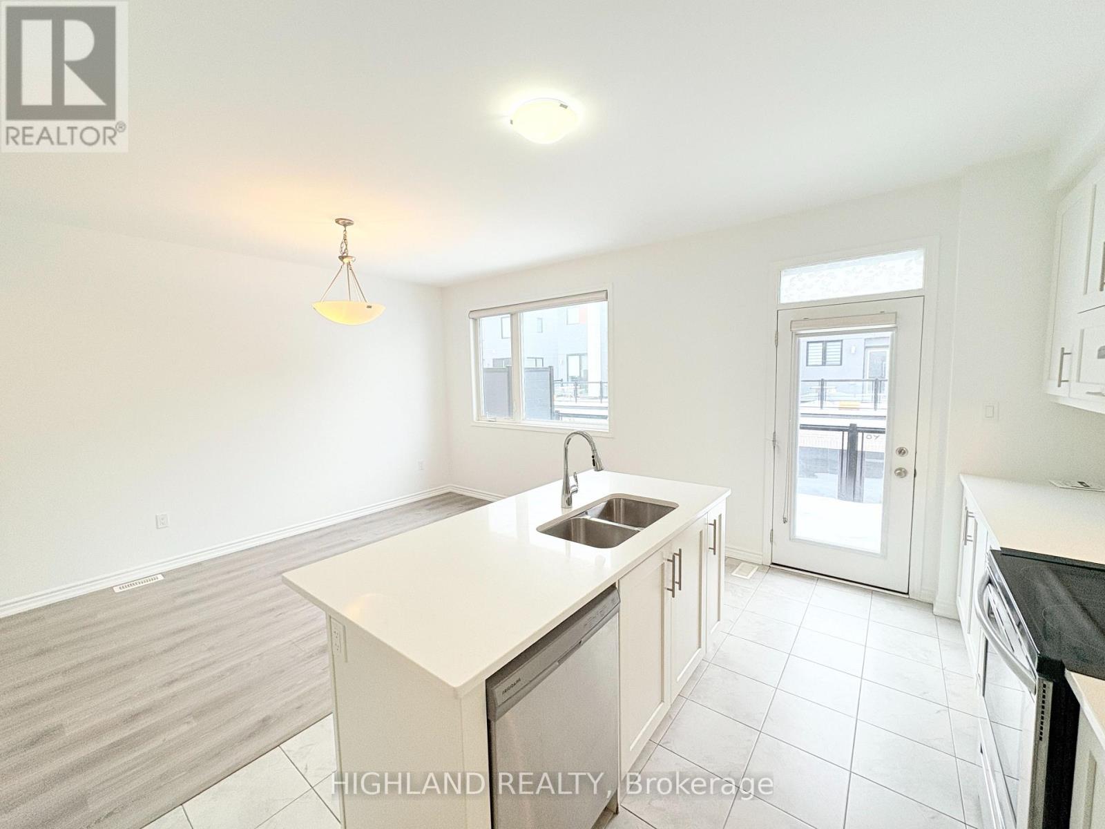 68 Huguenot Road, Oakville, Ontario  L6H 0X4 - Photo 9 - W12814118