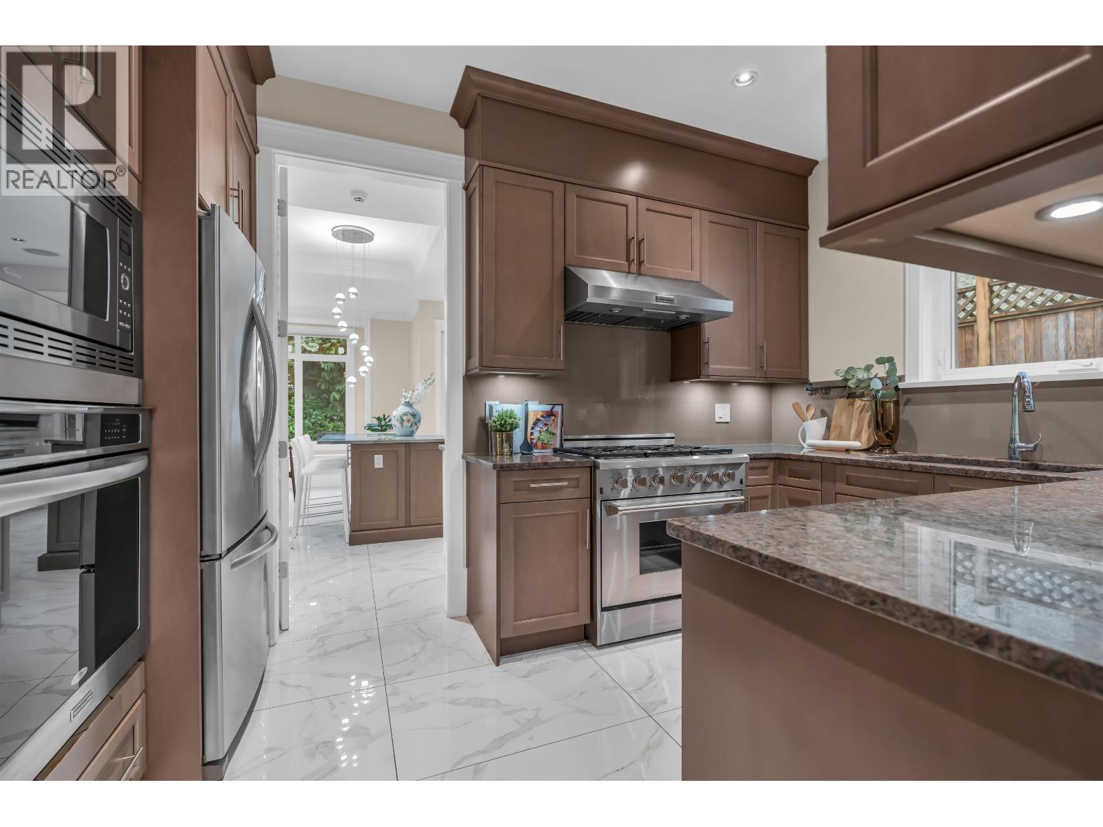 Listing Picture 4 of 40 : 8168 HUNTER STREET, Burnaby / 本拿比 - 魯藝地產 Yvonne Lu Group - MLS Medallion Club Member