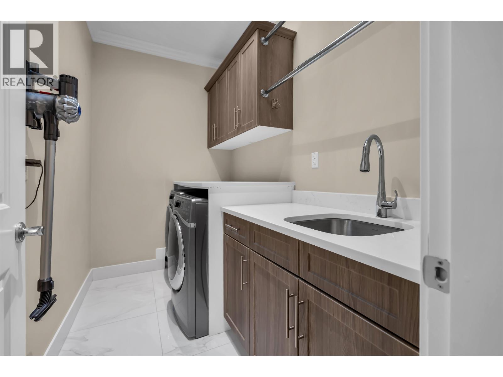 Listing Picture 29 of 40 : 8168 HUNTER STREET, Burnaby / 本拿比 - 魯藝地產 Yvonne Lu Group - MLS Medallion Club Member