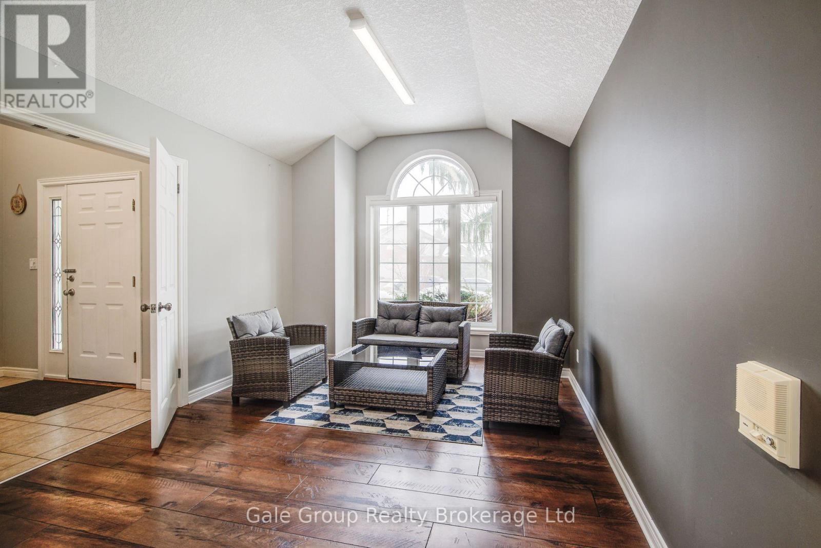 127 Falcon Drive, Woodstock, Ontario  N4T 1V5 - Photo 4 - X12814164