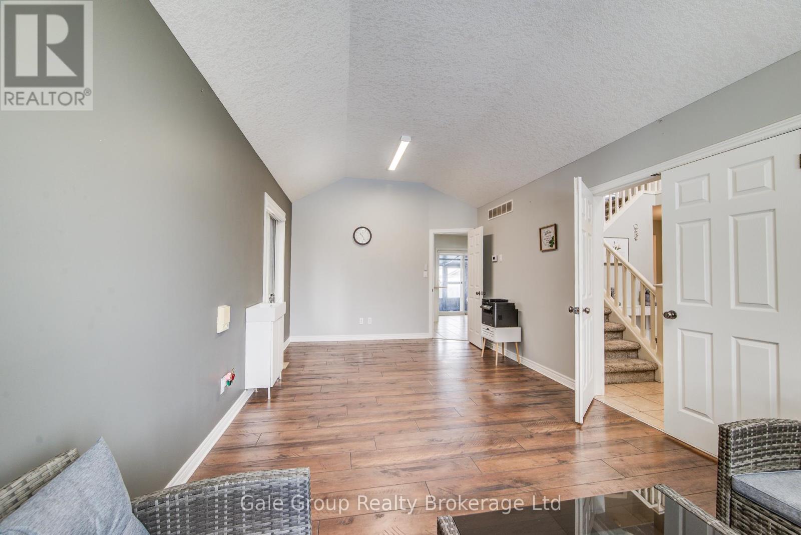 127 Falcon Drive, Woodstock, Ontario  N4T 1V5 - Photo 5 - X12814164