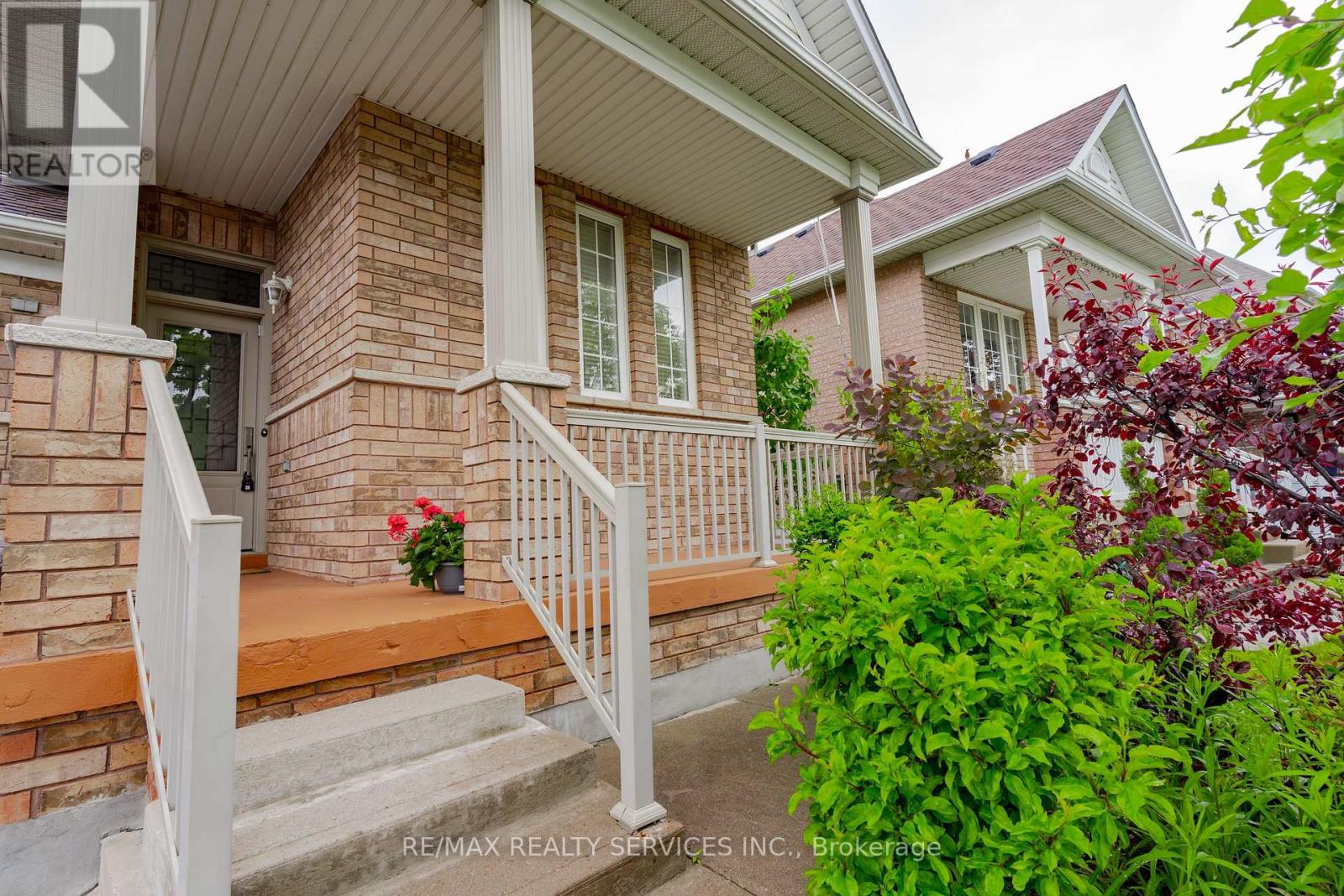 195 Van Scott Drive, Brampton, Ontario  L7A 1V2 - Photo 4 - W12267050