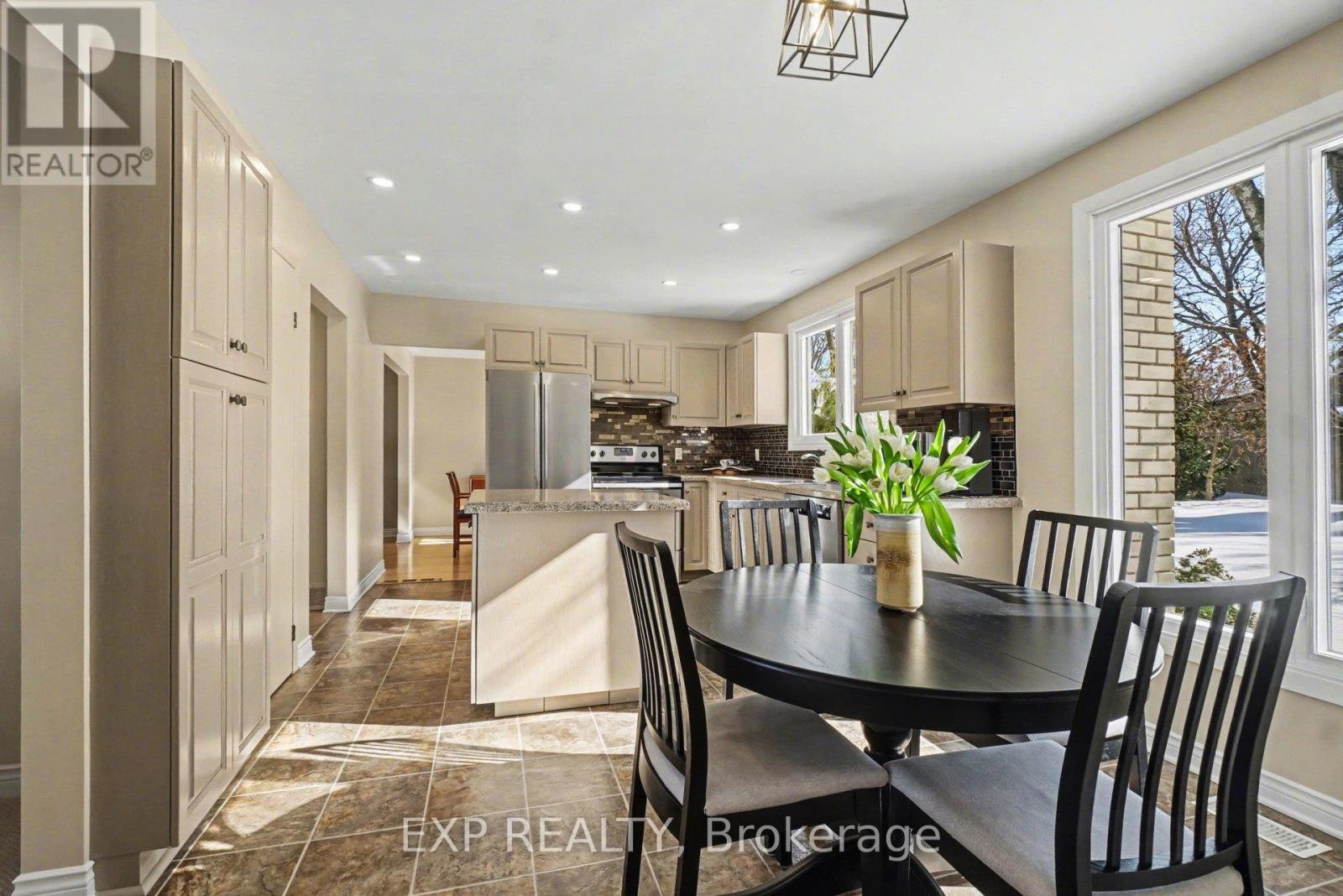 24 Woodburn Drive, Ottawa, Ontario  K1B 3A7 - Photo 11 - X12814212