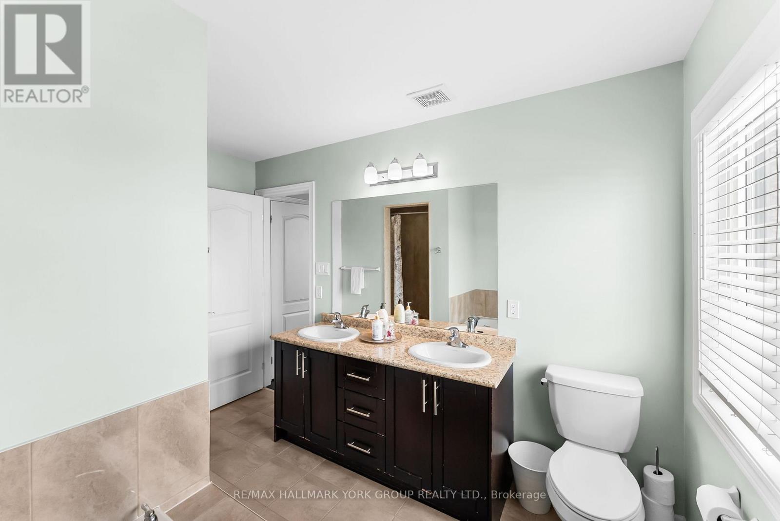 13 Charmuse Lane, East Gwillimbury, Ontario  L9N 1K9 - Photo 19 - N12814188