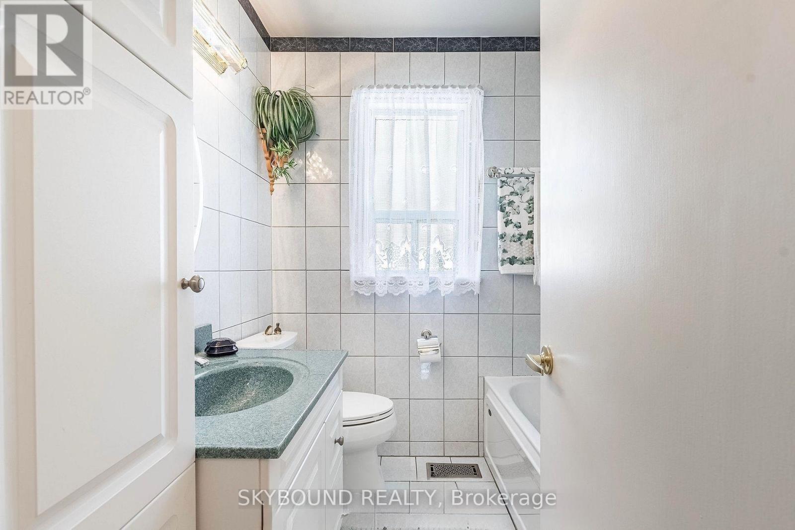 33 Bradstock Road S, Toronto (Humbermede), Ontario  M9M 1M9 - Photo 18 - W12814134