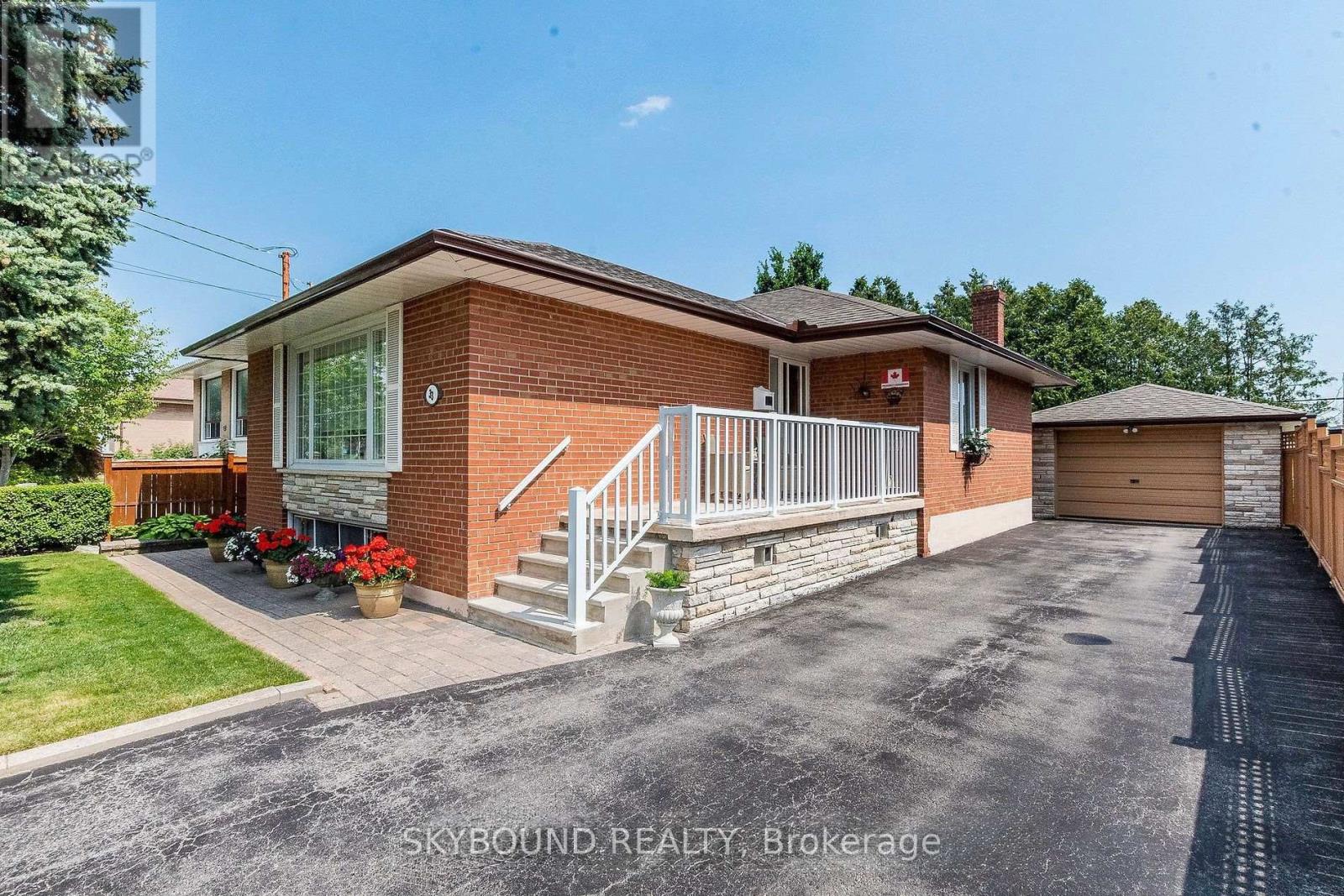 33 Bradstock Road S, Toronto (Humbermede), Ontario  M9M 1M9 - Photo 2 - W12814134