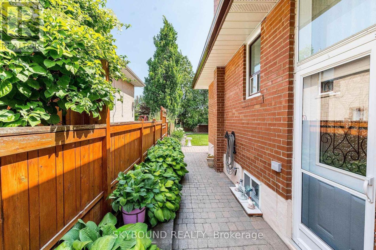 33 Bradstock Road S, Toronto (Humbermede), Ontario  M9M 1M9 - Photo 20 - W12814134