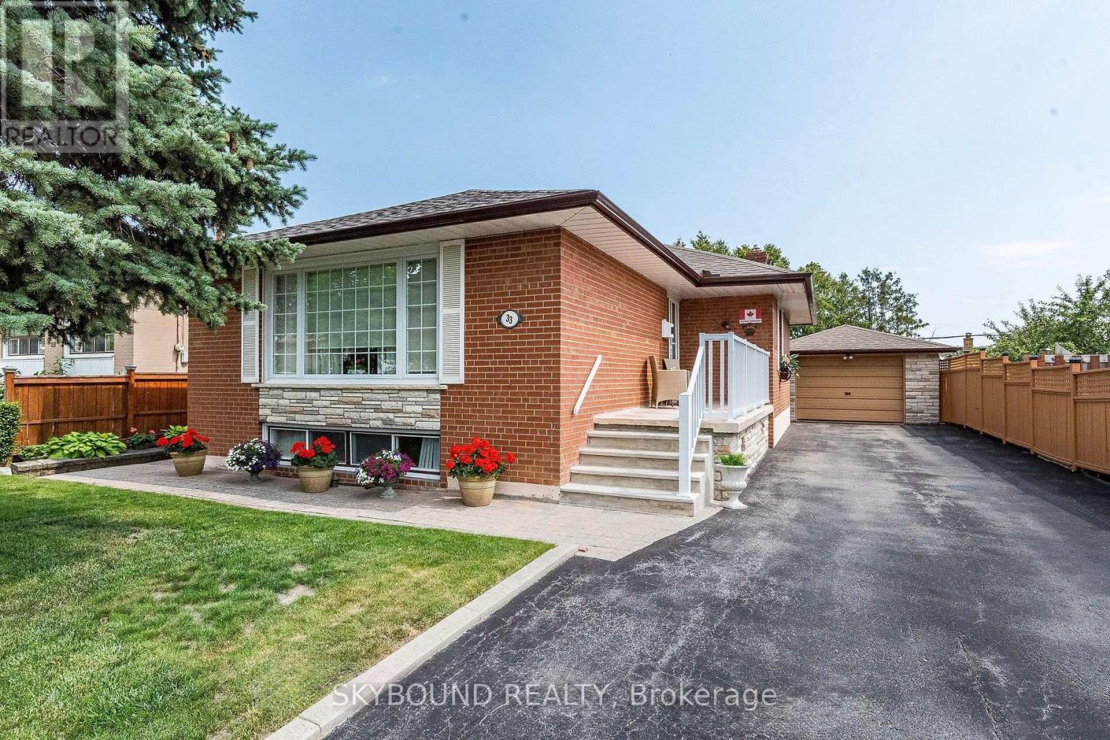 33 Bradstock Road S, Toronto (Humbermede), Ontario  M9M 1M9 - Photo 3 - W12814134
