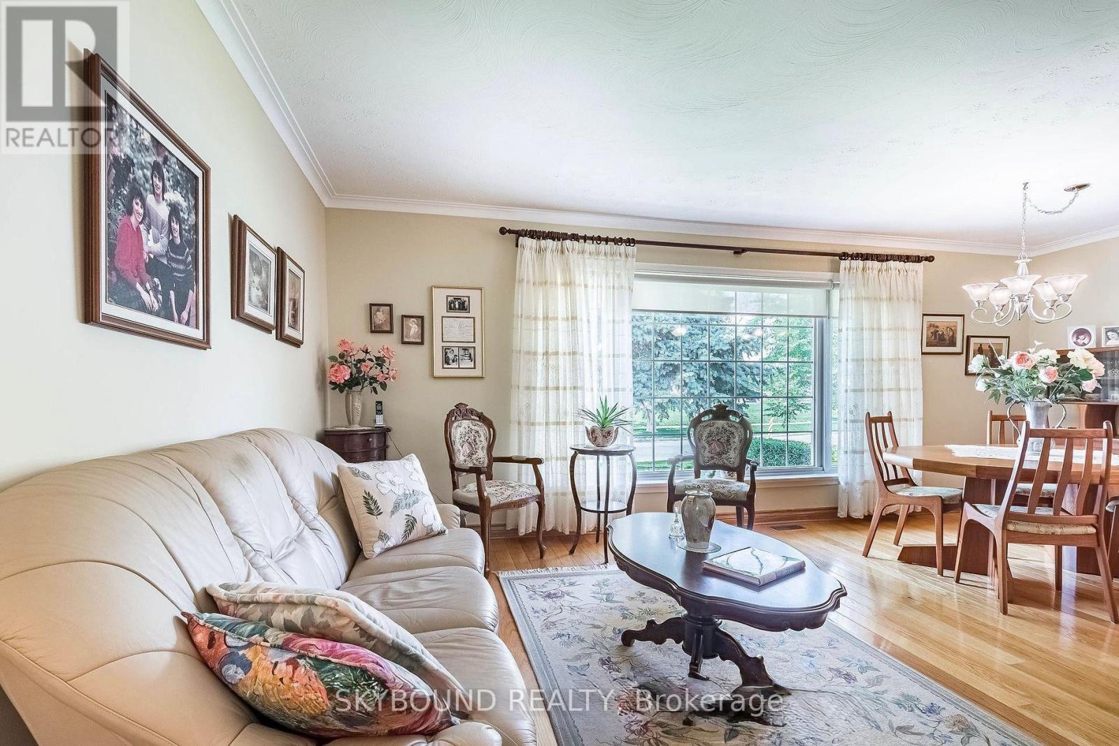 33 Bradstock Road S, Toronto (Humbermede), Ontario  M9M 1M9 - Photo 9 - W12814134