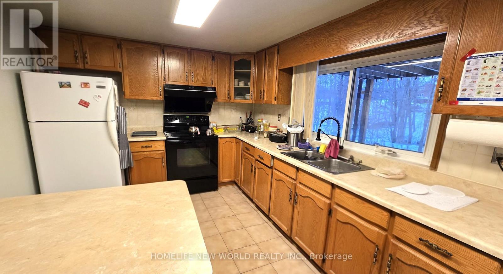 122 Stilecroft Drive, Toronto, Ontario  M3J 1A9 - Photo 3 - W12814150