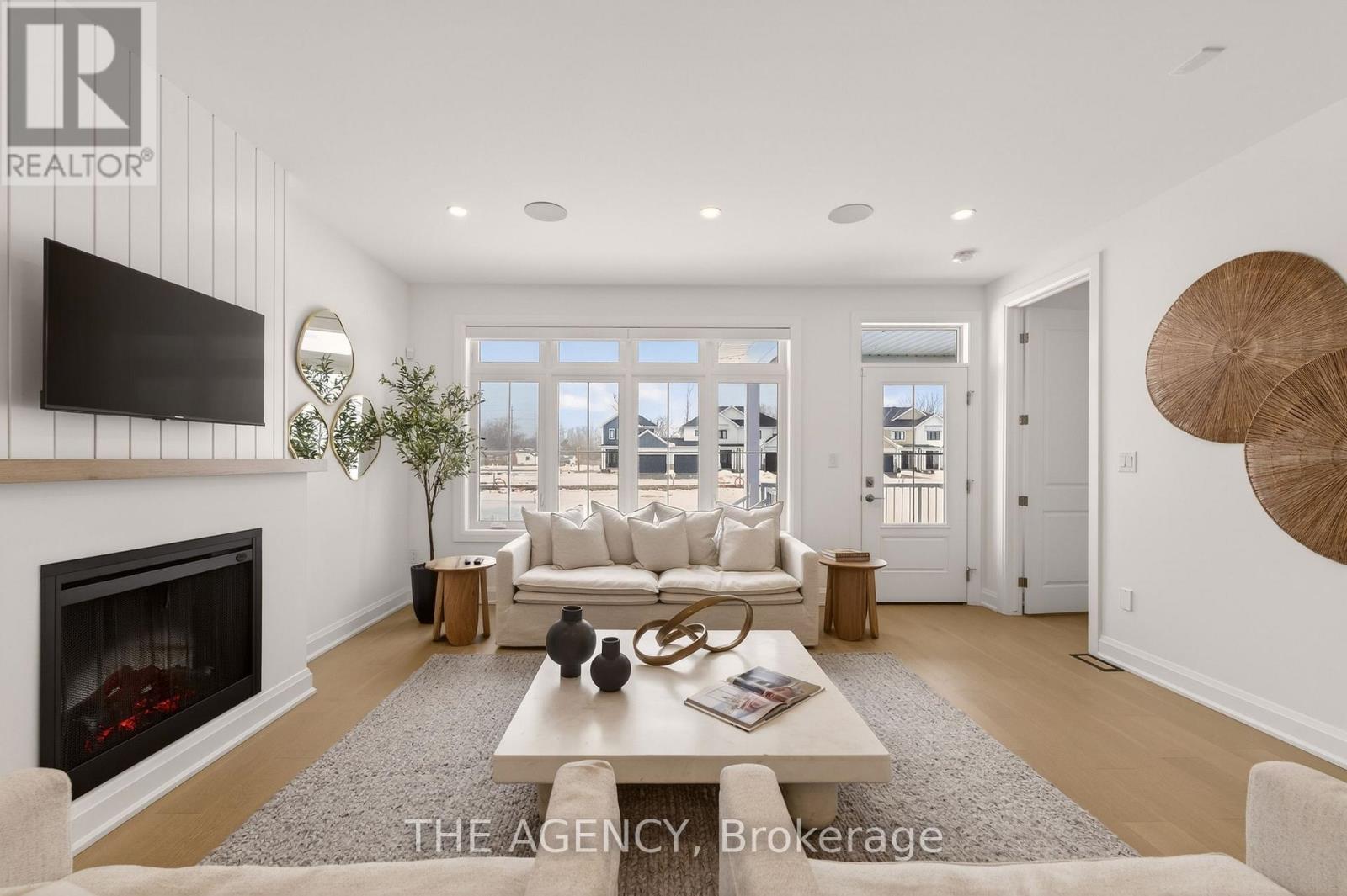 70f - 574 Seneca Drive, Fort Erie, Ontario  L2A 1C2 - Photo 3 - X12814152