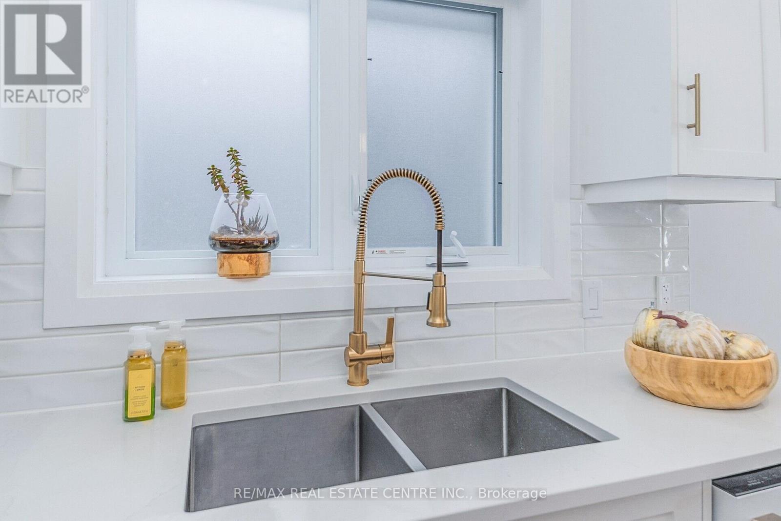 223 Otterbein Road, Kitchener, Ontario  N2B 0A8 - Photo 12 - X12814158