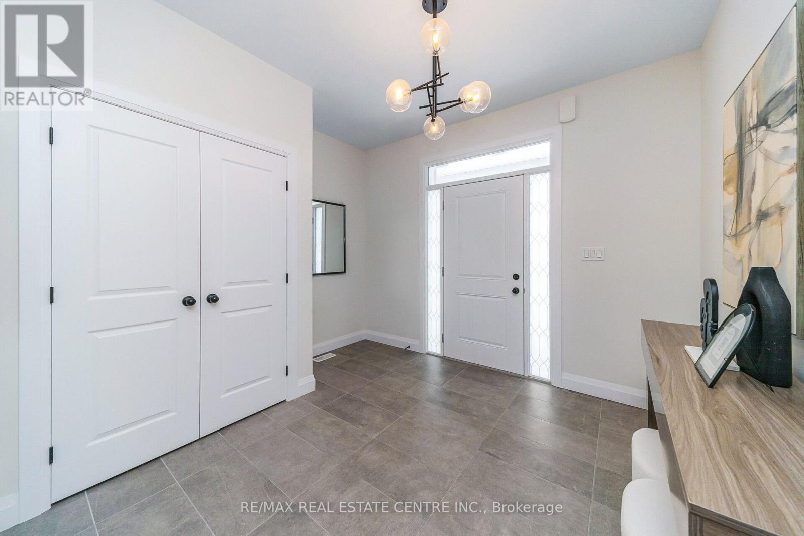 223 Otterbein Road, Kitchener, Ontario  N2B 0A8 - Photo 5 - X12814158