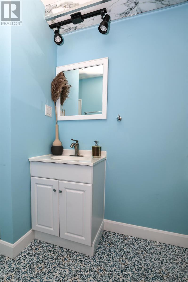 3352 Lake Shore Boulevard W, Toronto, Ontario  M8W 1M9 - Photo 4 - W12814398