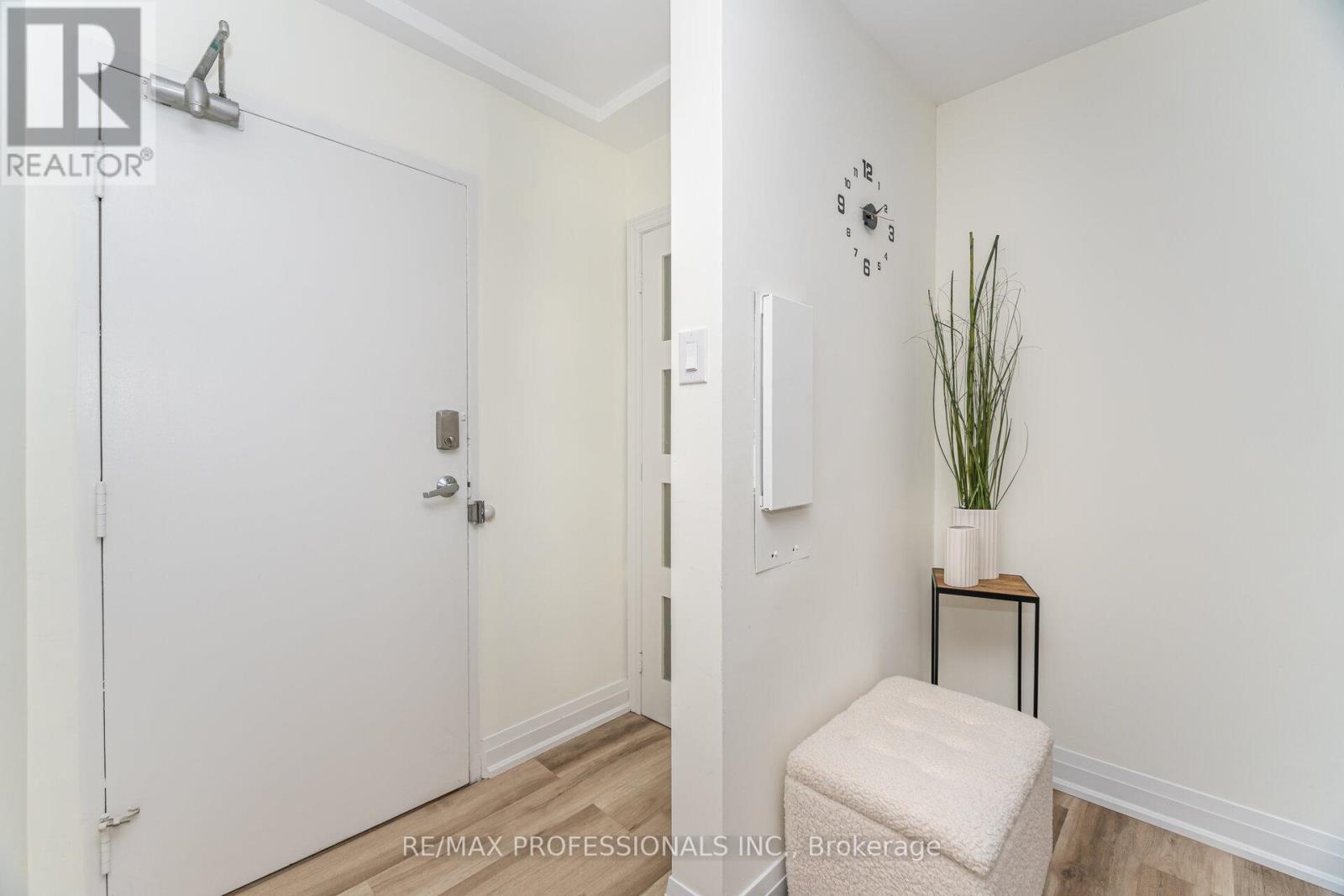 326b - 364 The East Mall, Toronto (Islington-City Centre West), Ontario  M9B 6C5 - Photo 2 - W12814294