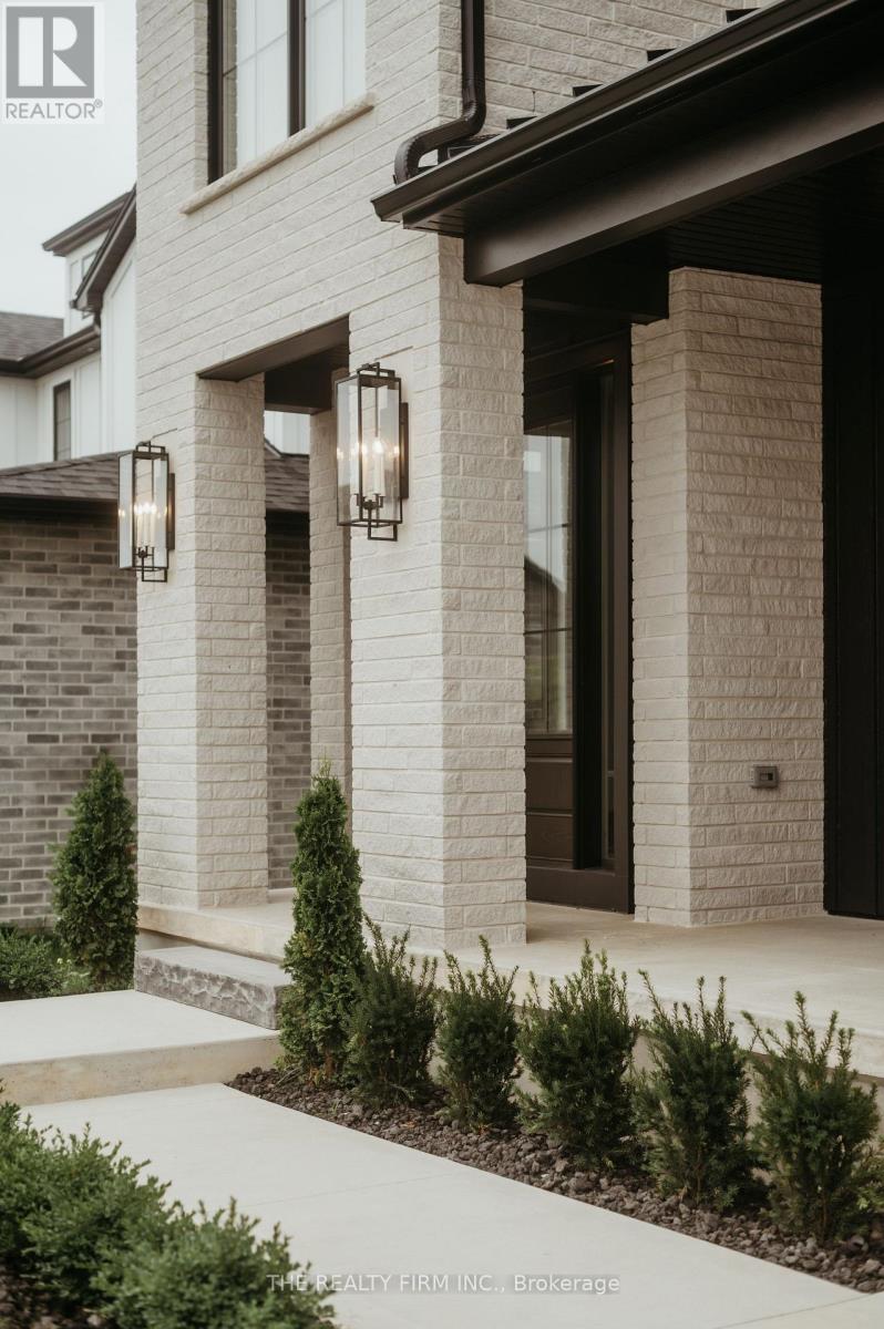 52 Royal Crescent, Southwold, Ontario  N5P 0G5 - Photo 2 - X12814438