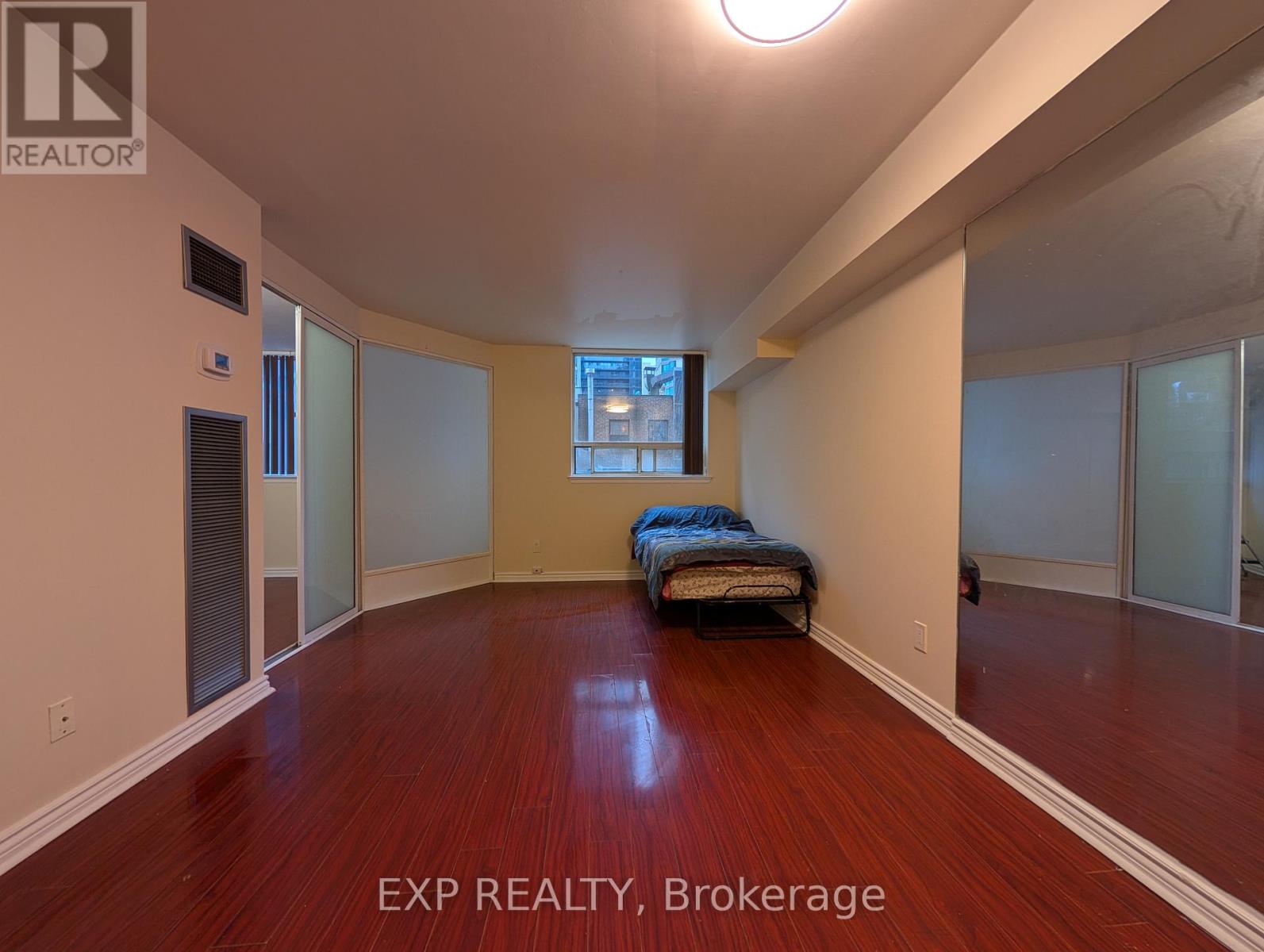 222 - 633 Bay Street, Toronto, Ontario  M5G 2G4 - Photo 11 - C12814432