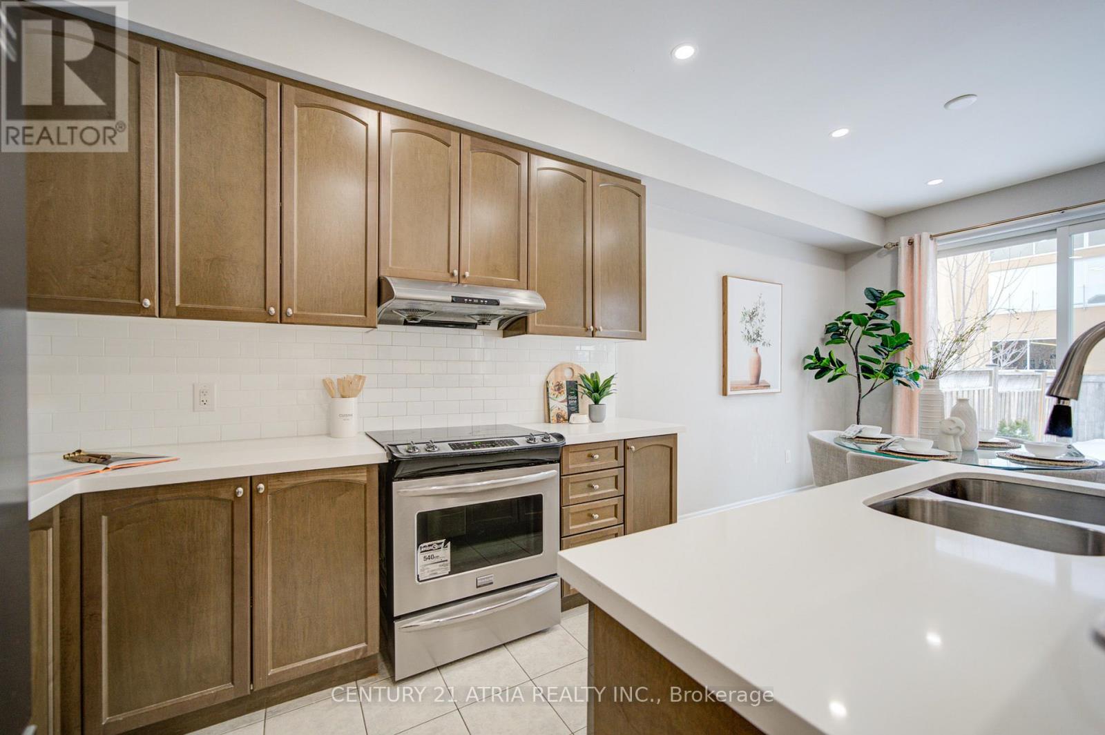 135 Windrow Street, Richmond Hill, Ontario  L4E 4Y4 - Photo 13 - N12814420