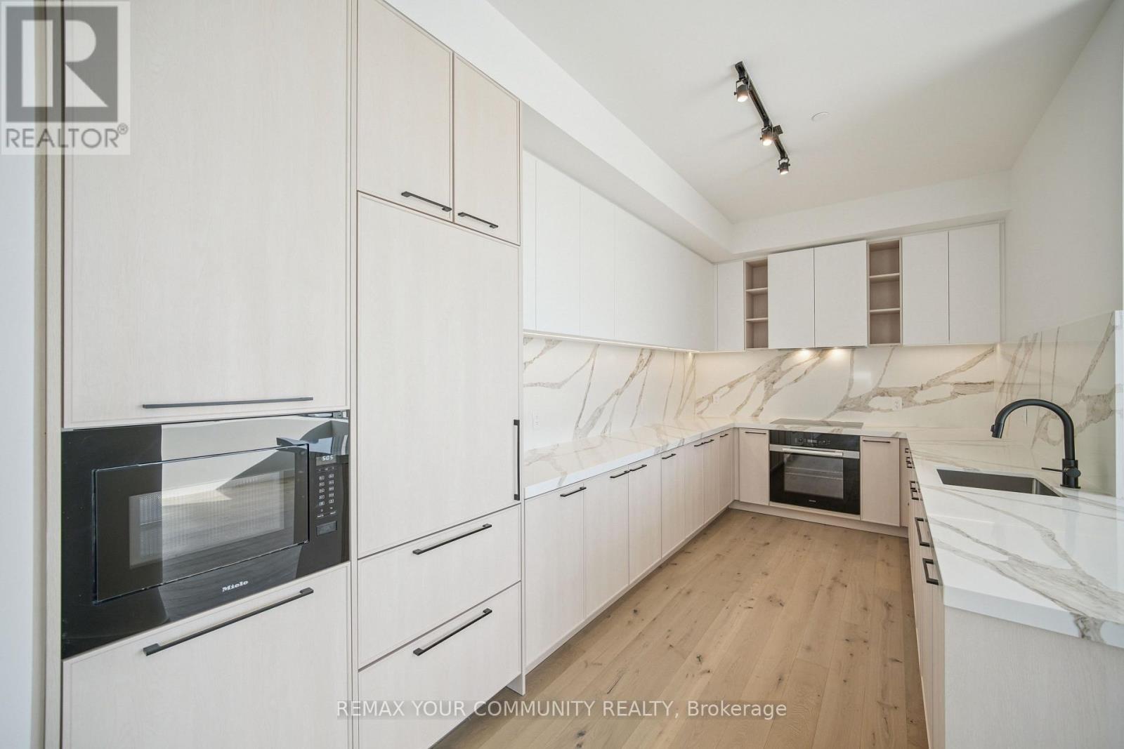 1704 - 1050 Eastern Avenue, Toronto, Ontario  M4L 0B7 - Photo 2 - E12767414