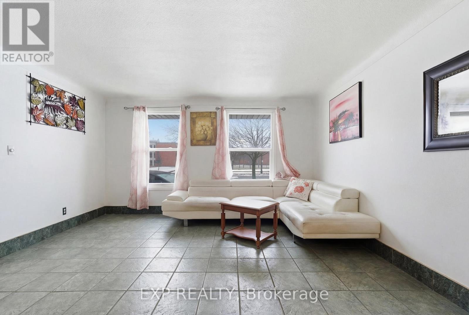 552 First Avenue, Welland, Ontario  L3C 1Z3 - Photo 4 - X12814730