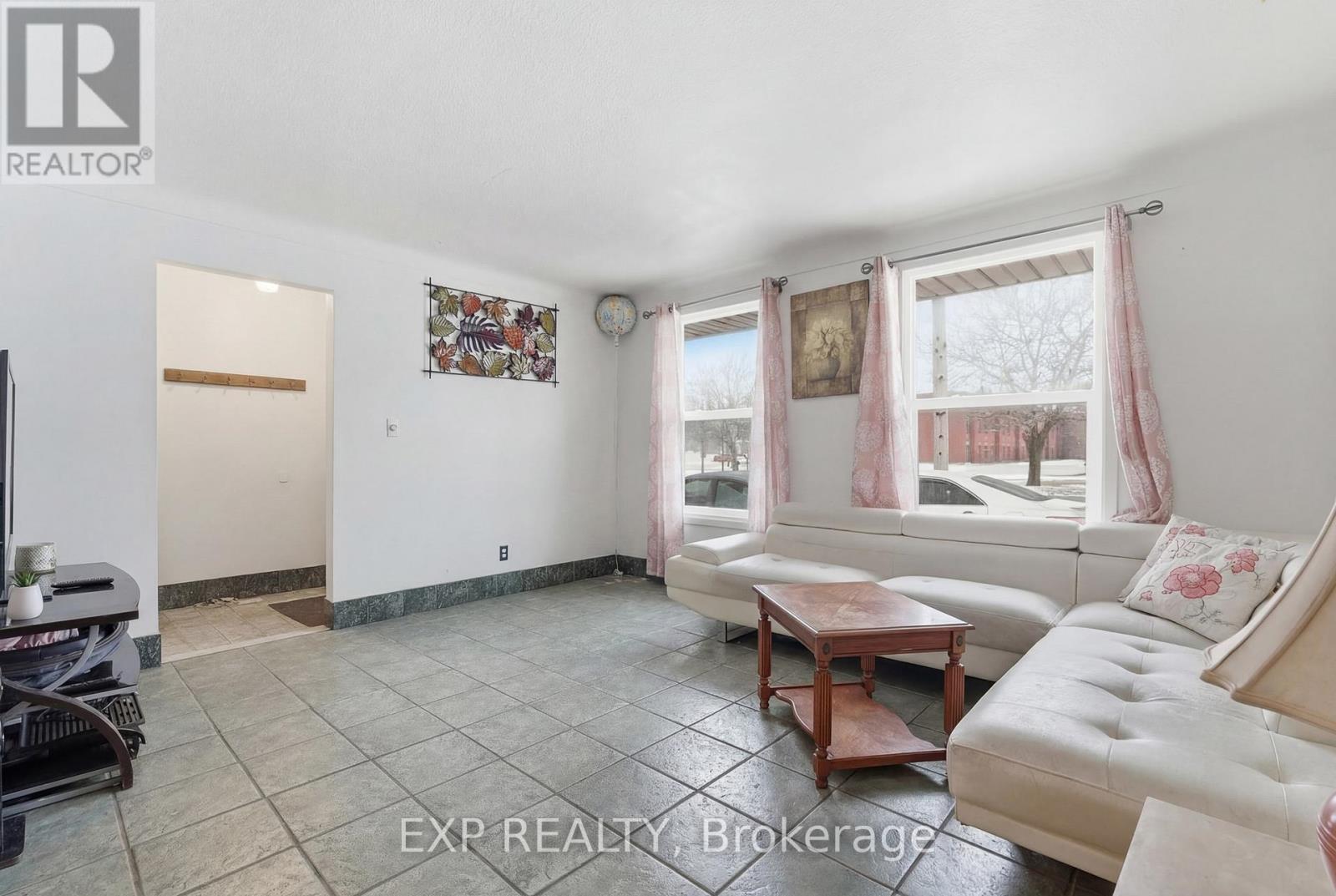 552 First Avenue, Welland, Ontario  L3C 1Z3 - Photo 5 - X12814730