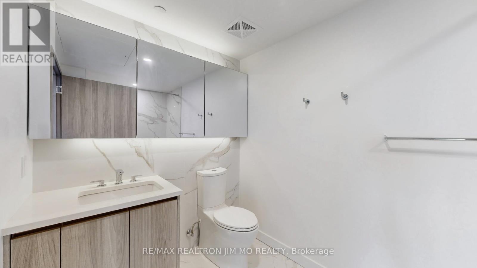 6906 - 3 Concord Cityplace Way, Toronto, Ontario  M5V 0X4 - Photo 30 - C12814754