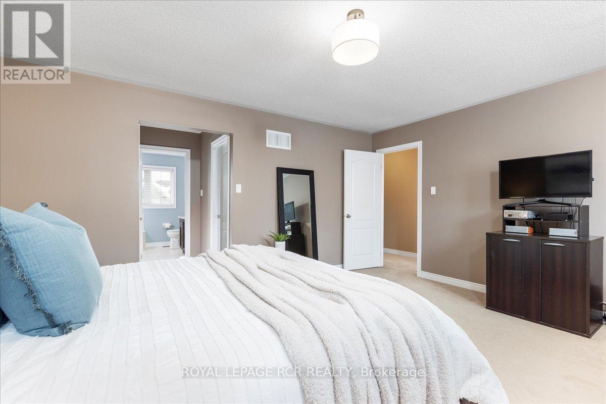 392 Kwapis Boulevard, Newmarket, Ontario  L3X 3H4 - Photo 21 - N12814652