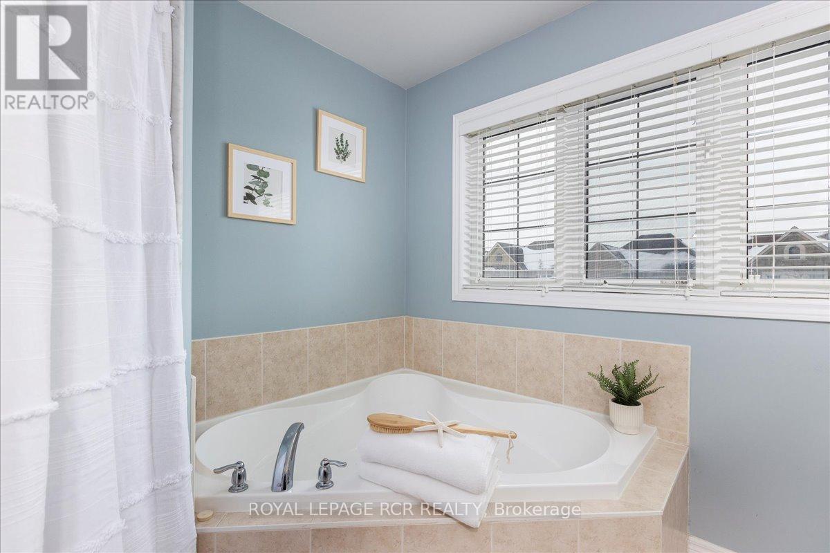 392 Kwapis Boulevard, Newmarket, Ontario  L3X 3H4 - Photo 23 - N12814652