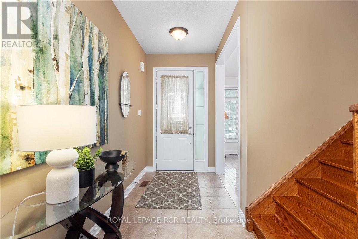 392 Kwapis Boulevard, Newmarket, Ontario  L3X 3H4 - Photo 5 - N12814652