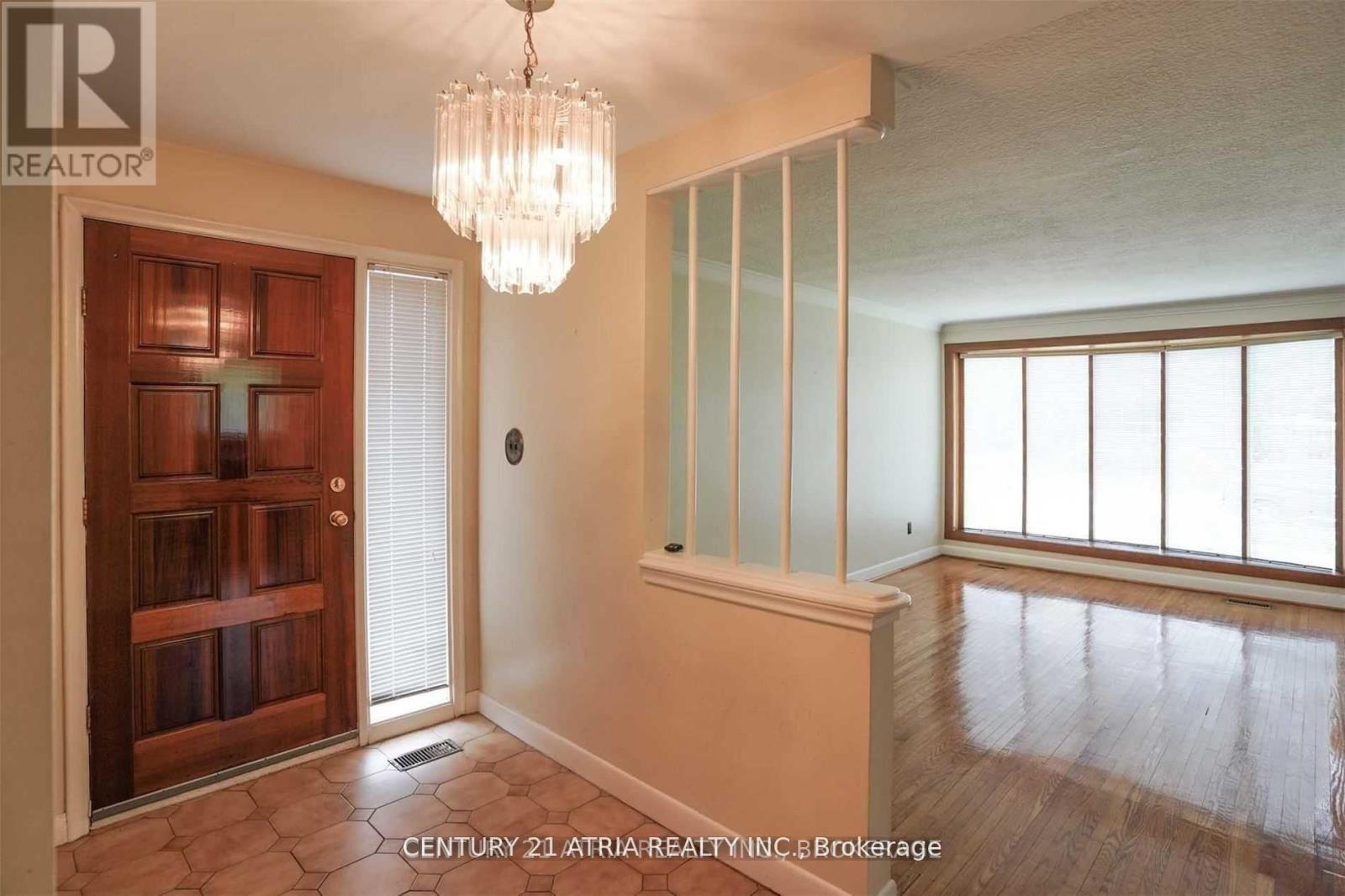 438 Lynett Crescent, Richmond Hill, Ontario  L4C 2V7 - Photo 2 - N12814756