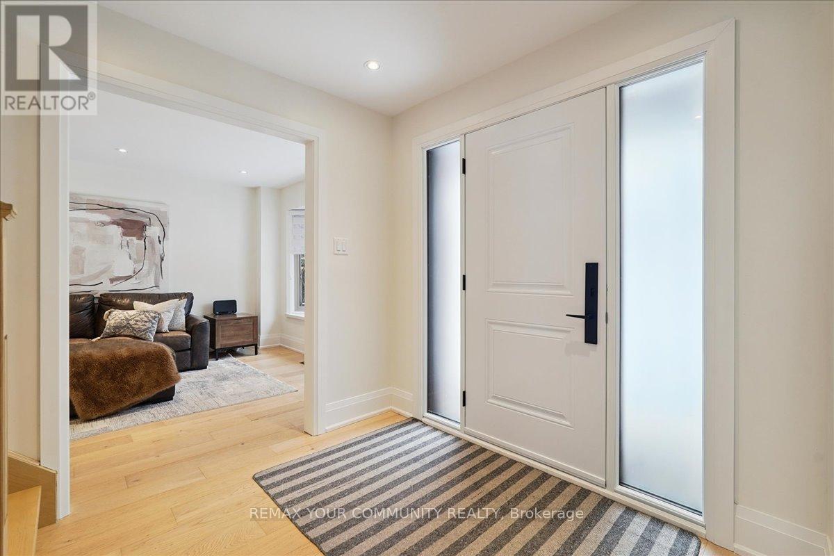 297 Burford Street, Newmarket, Ontario  L3Y 6E7 - Photo 4 - N12814770