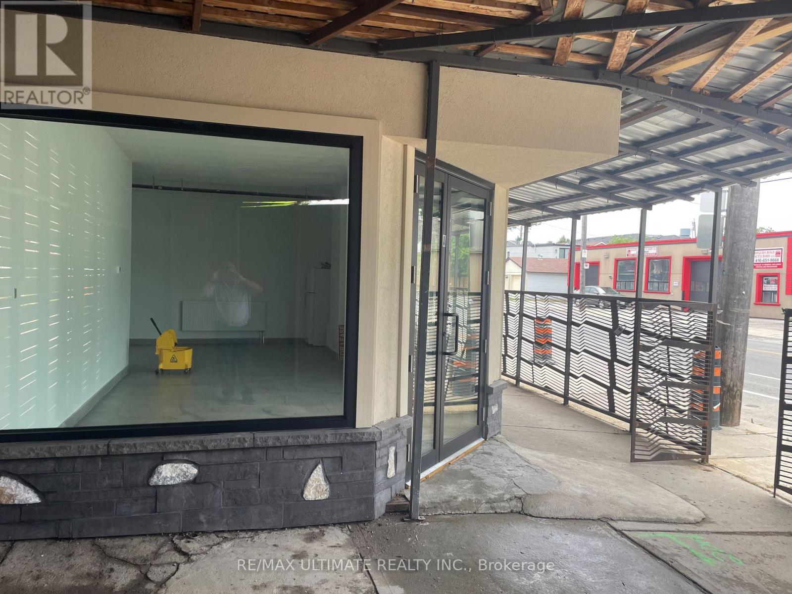Store - 140 Rogers Road, Toronto, Ontario  M6E 1P7 - Photo 12 - W12814678