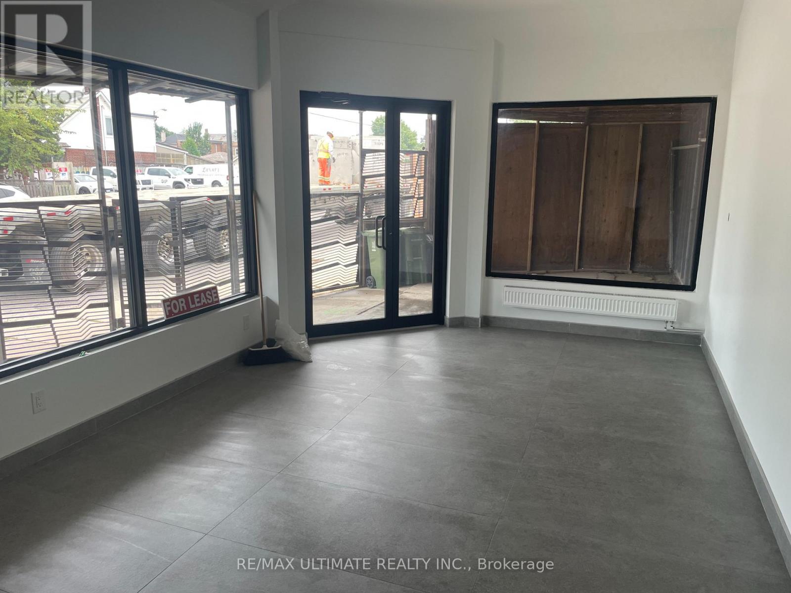 Store - 140 Rogers Road, Toronto, Ontario  M6E 1P7 - Photo 5 - W12814678