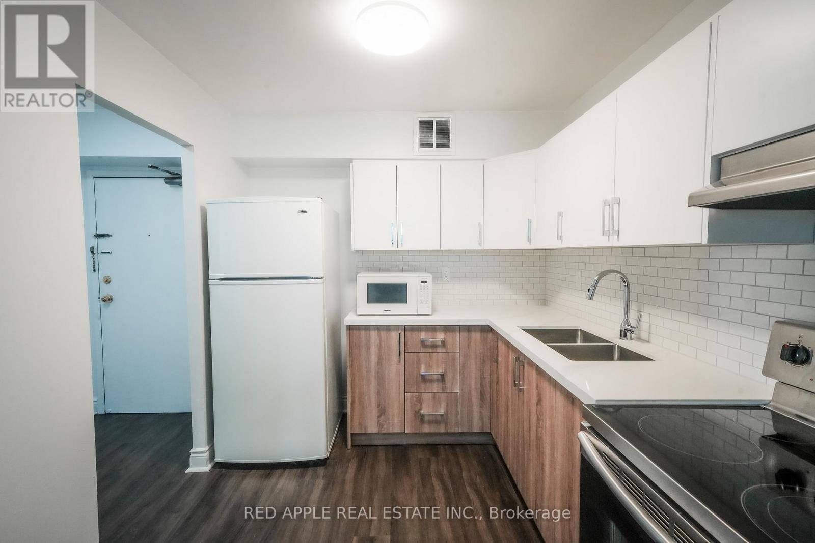 702 - 380 Dixon Road, Toronto, Ontario  M9R 1T3 - Photo 25 - W12814698