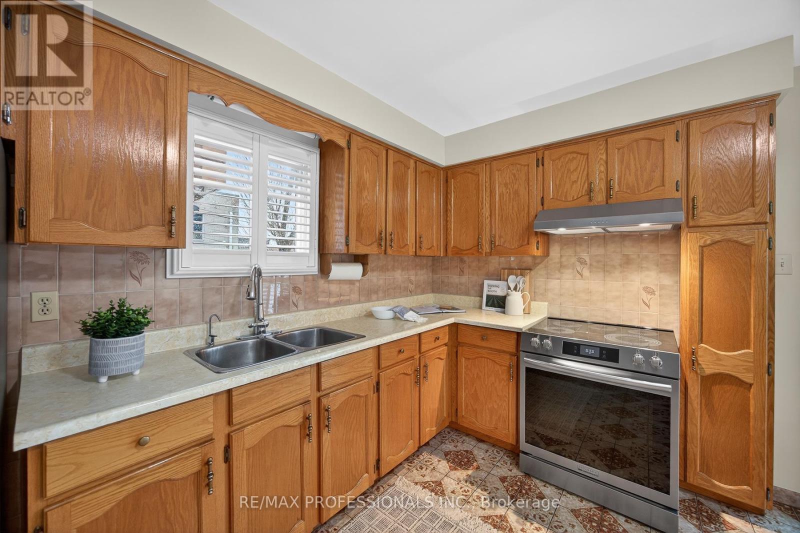 3 Brandon Avenue, Toronto, Ontario  M6H 2C8 - Photo 10 - W12814802